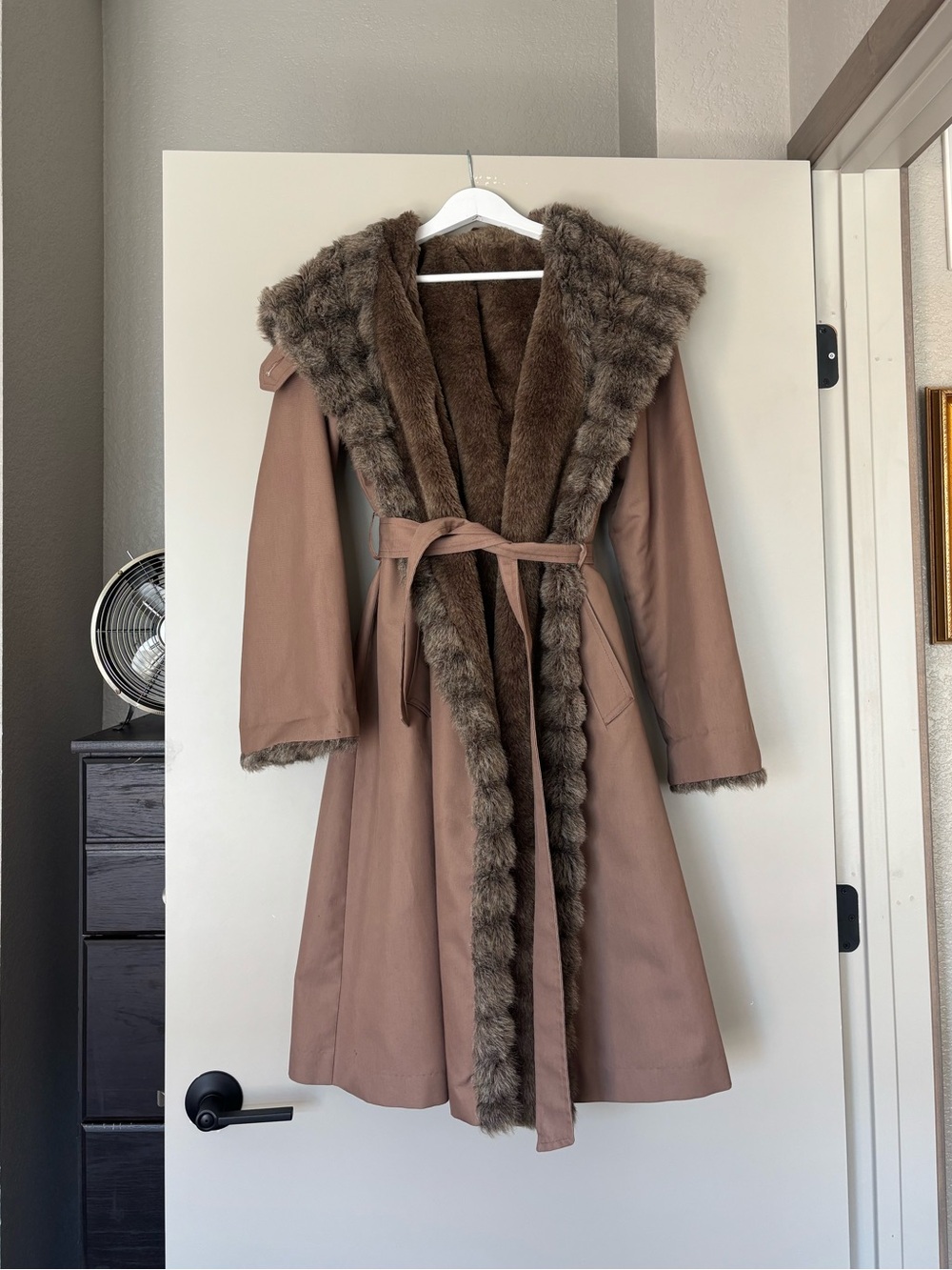 Vintage Women's Smug Brown Mauve Faux Fur Lined Belted Coat Mob Wife Luxury